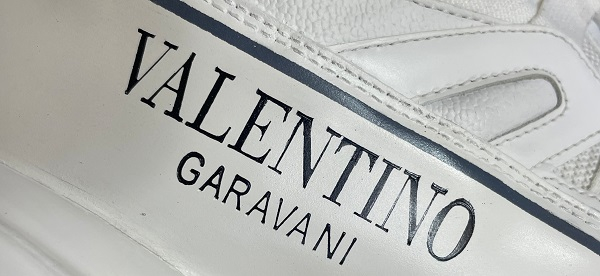 图说：鞋子被描上以假乱真的“VALENTINO” 来源/采访对象供图（下同）