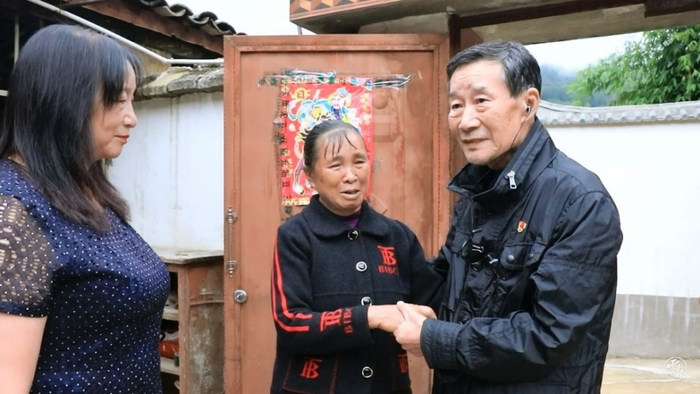 李雪健6月20日回到云南施甸看望杨善洲的家人