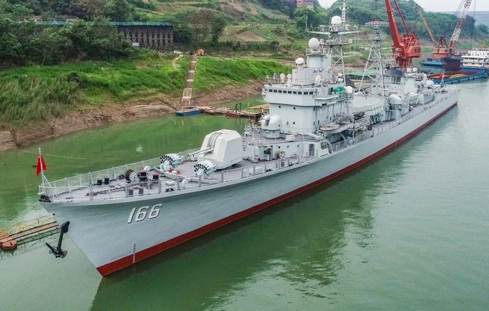 ▲166军舰将明日达到九龙坡区建设码头。（重庆日报资料图片）龙帆 摄