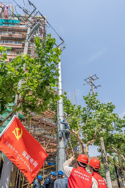 图说：曹杨一村周边架空线入地工程成功割接送电  来源/上海市北供电公司（下同）