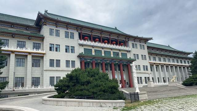 吉林大学地质宫，顶楼右侧为黄大年办公室的窗子（总台记者苑竞玮 摄）