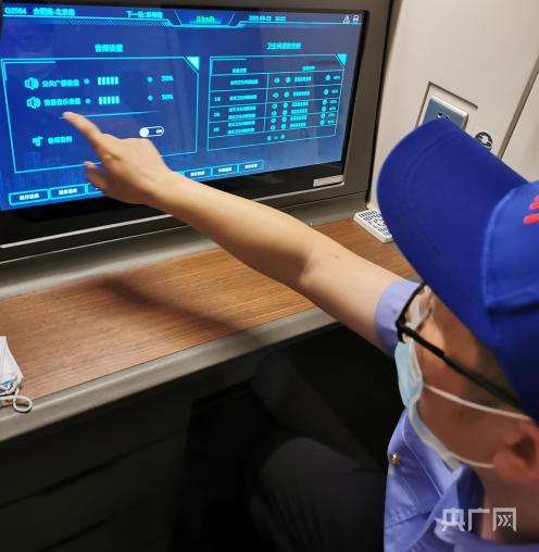 列车乘务人员可以通过屏幕调节车厢温度、设置静音车厢等（总台央广记者 佟亚涛 摄）
