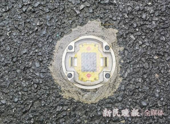 　　图说：“钉”入地表的智能地钉 罗水元 摄