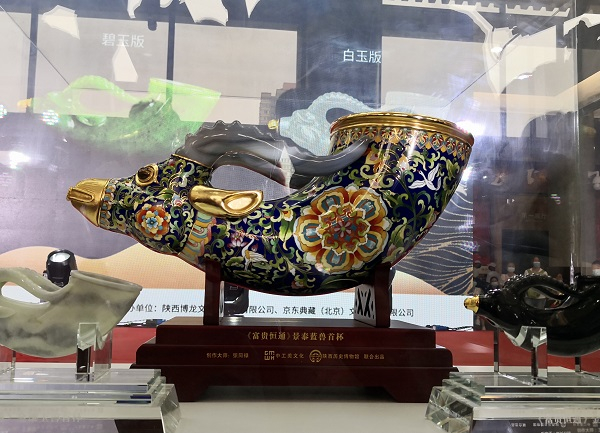 《富贵恒通》景泰蓝兽首杯 （央广网记者雷恺 摄）