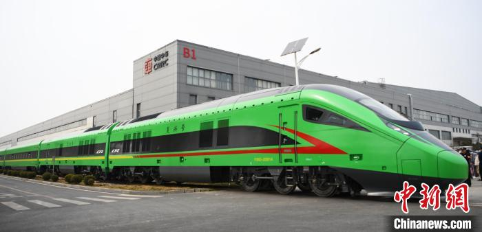 图为首列高原双源动力集中动车组在中车大连公司调试。　王充 　摄