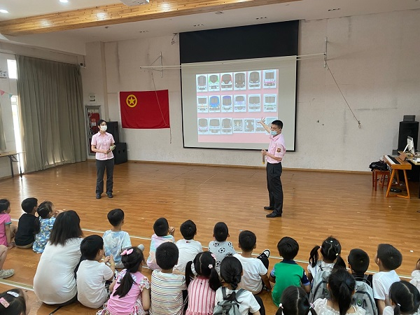 图说：工作人员带领小朋友在生动有趣的场景中边看边学