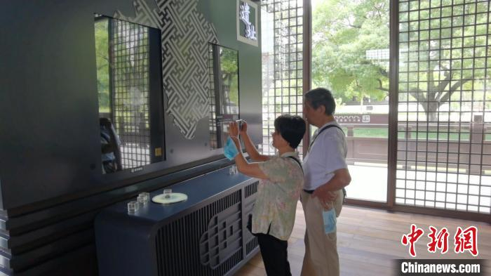 市民正在体验“碎片AR复原” 周孙榆 摄