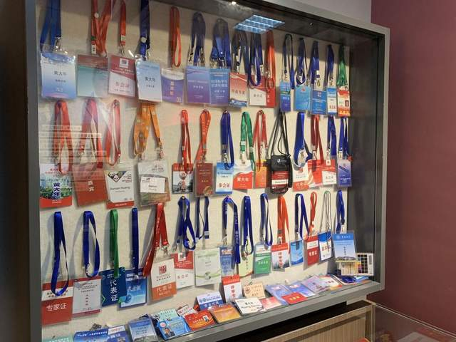 黄大年参加各类会议的证件（总台央广记者李思默 摄）