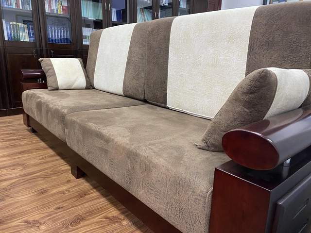 黄大年经常忙到凌晨，他就在办公室的这张沙发上休息一会儿，再继续工作（总台记者苑竞玮 摄）