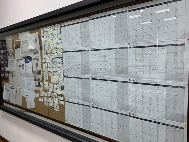 黄大年办公室的墙上，依然挂着当年的日程表（总台央广记者李思默 摄）