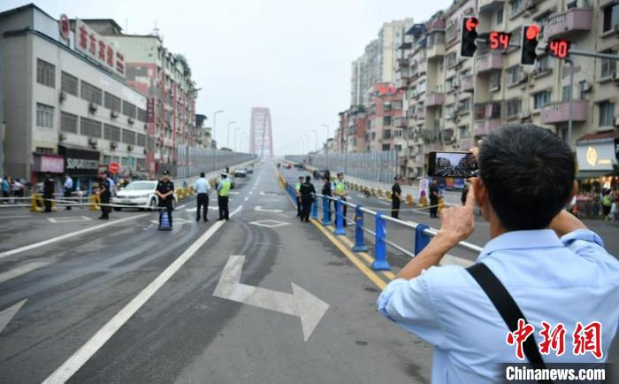 大桥即将通车，市民用手机记录。　刘忠俊 摄