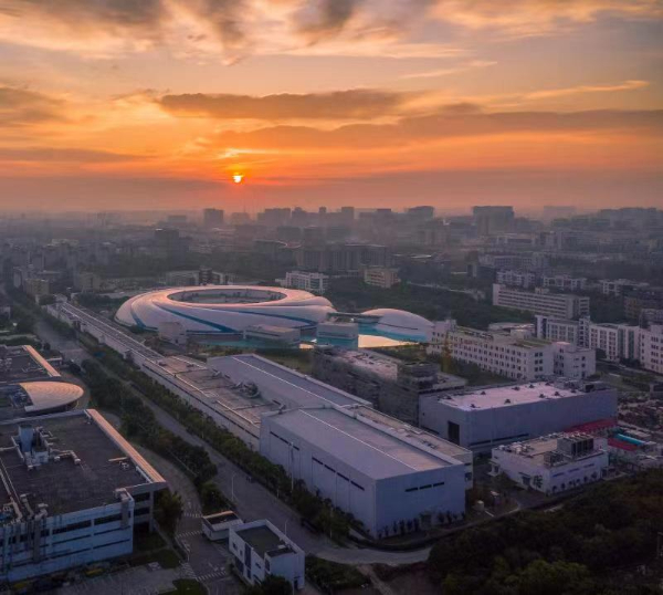 图说：上海软X射线自由电子激光装置与上海光源 胡蔚成 摄