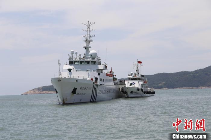 参加联合执法行动的中国海监7008和中国渔政33026　叶雨淋 摄