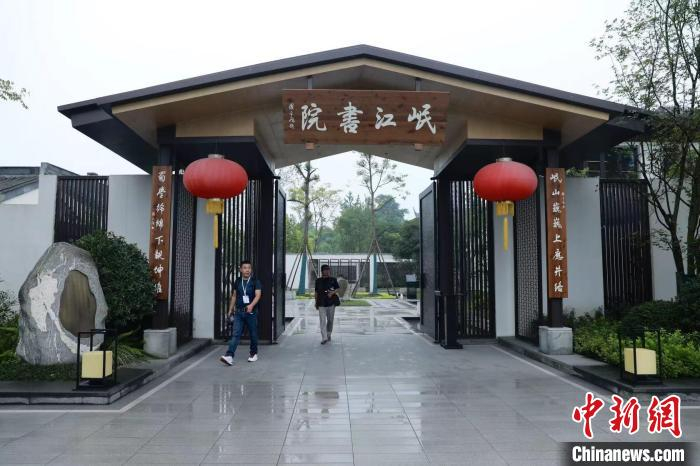 知名摄影师书画家拜访温江区岷江书院。　王磊 摄