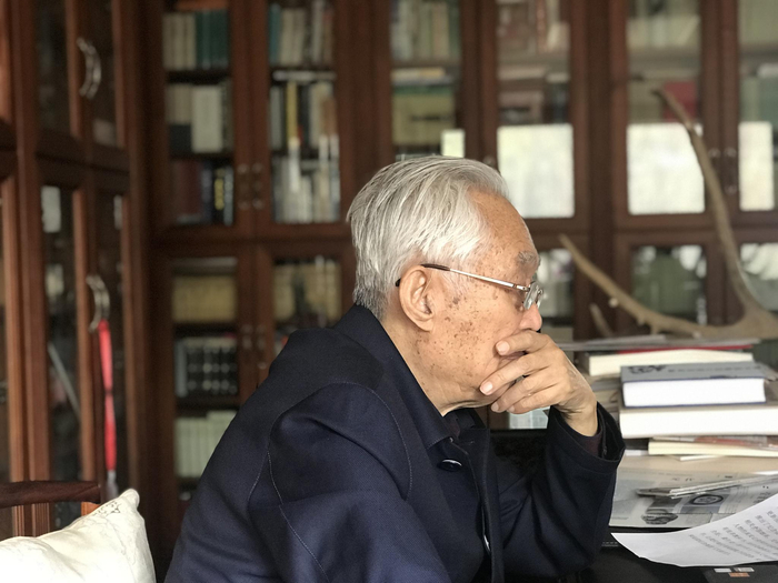 正在工作的阎崇年先生