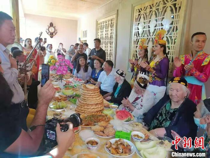 阿丽米罕·色依提与前来为自己庆贺生日的歌舞团演员一起庆祝生日。　朱景朝 摄