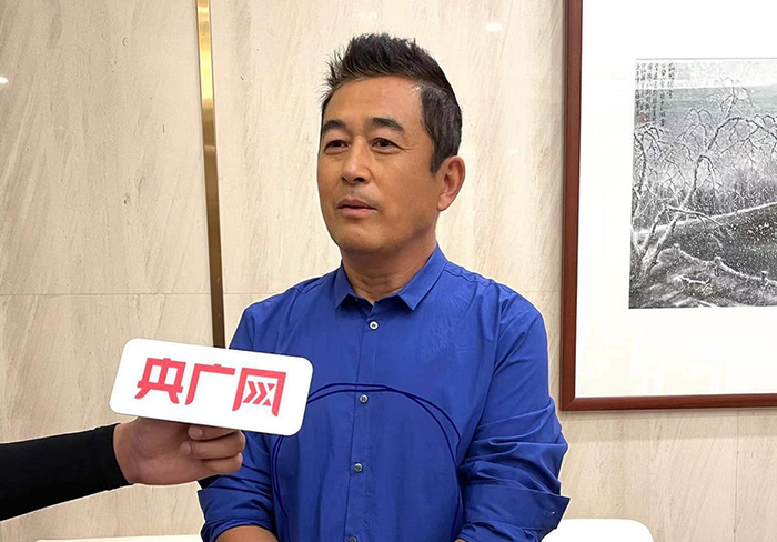 电影《红船》中陈独秀的扮演者王志飞接受央广网记者采访（央广网记者 夏倩 摄）