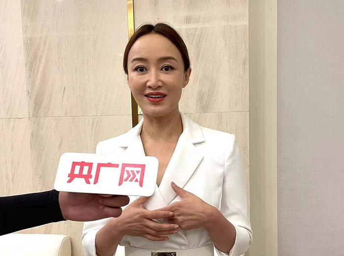 电影《红船》中高君曼的扮演者赵子琪接受央广网记者采访（央广网记者 夏倩 摄）