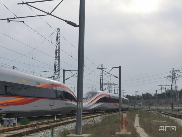 复兴号智能动车驶出北京动车段检修车间，即将上线运行（总台央广记者 佟亚涛 摄）