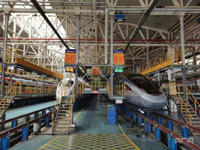 复兴号智能动车组列车整装待发（总台央广记者 佟亚涛 摄）