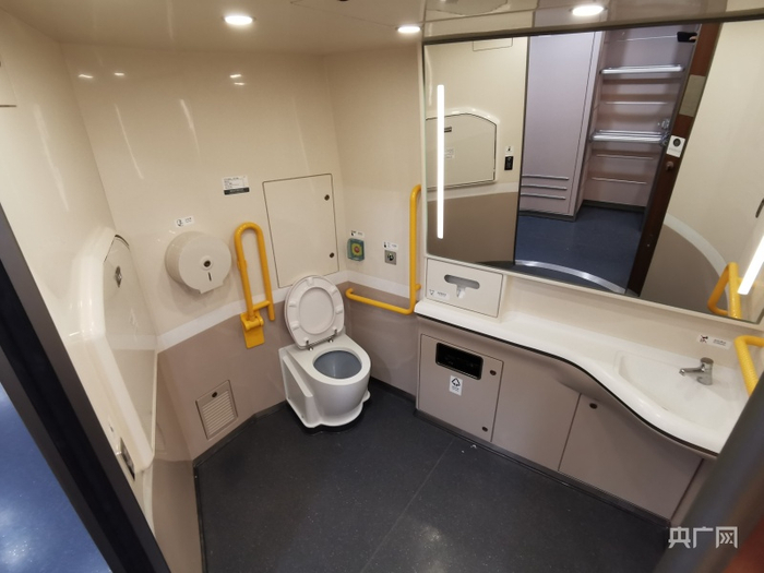 无障碍卫生间空间比普通卫生间更大（总台央广记者 佟亚涛 摄）