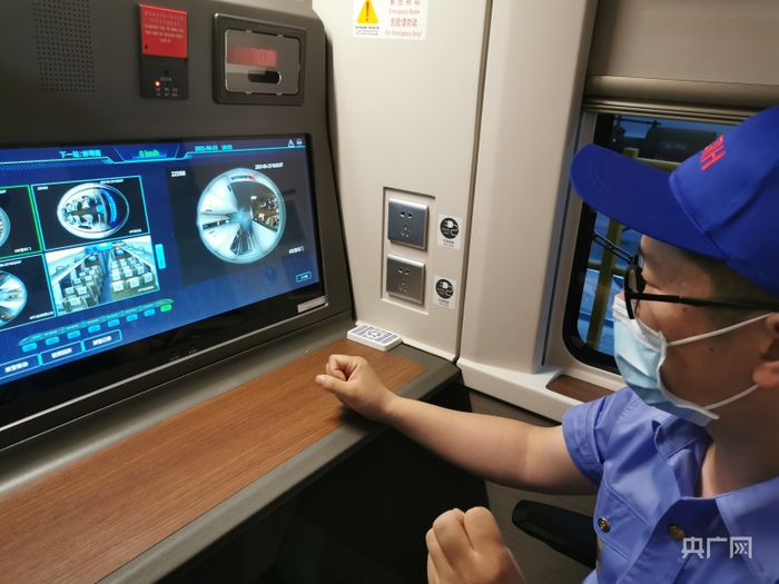 列车乘务人员可以通过智能监控系统观察车厢内外情况（总台央广记者 佟亚涛 摄）