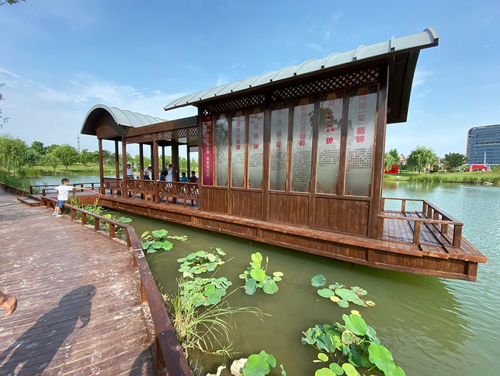 党建公园内的景观湖上建造了红船造型的永固型亲水平台。