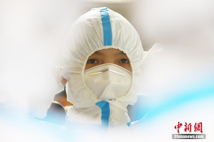 资料图：隔离病房的逆行者。中新社记者 刘占昆 摄