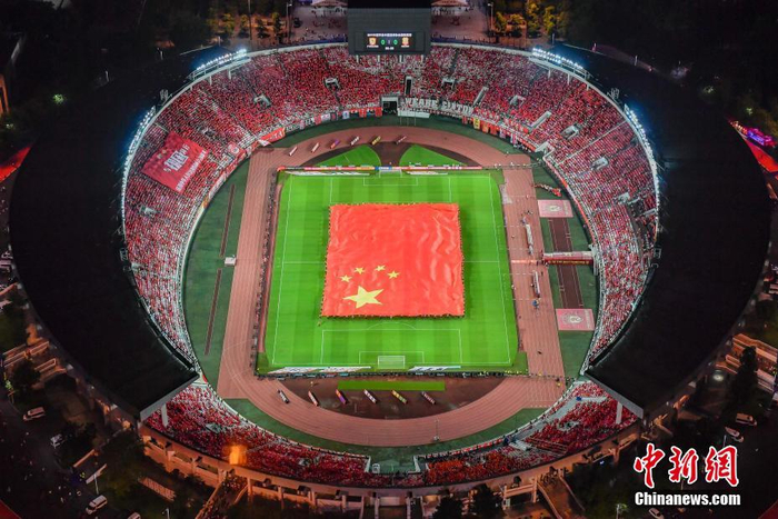 资料图：巨幅国旗亮相广州天河体育中心，近五万名现场观众齐唱国歌。中新社记者 陈骥旻 摄
