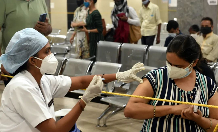 资料图片。6月23日，一名女子在印度勒克瑙接种新冠疫苗。新华社发