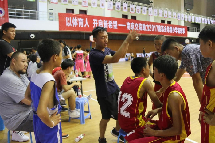 ▲张军带闽宁镇中心小学的篮球队在南京参加比赛（受访人供图）