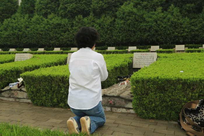 吴强烈士的后人在墓前祭奠（6月9日摄）。采访对象供图