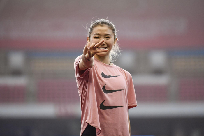 吴艳妮站上最高领奖台。