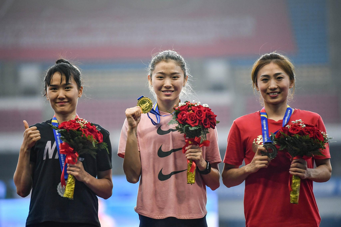 　吴艳妮（中）。