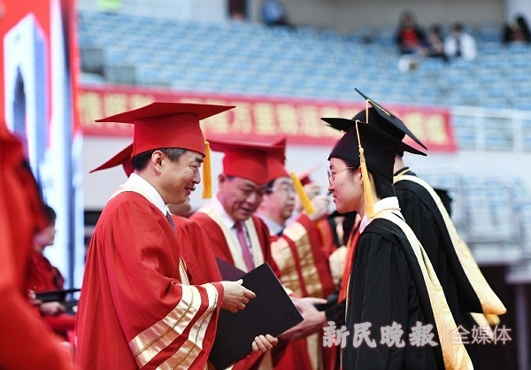 图说：上海交大2021届本科生毕业典礼现场