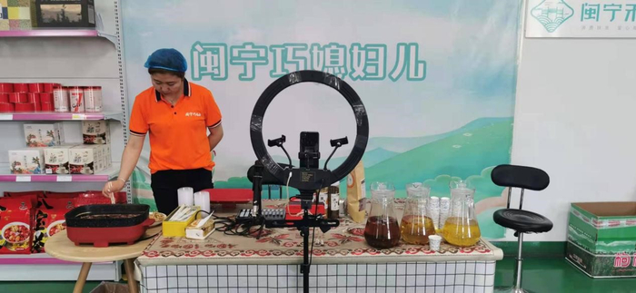 ▲闽宁禾美电商扶贫车间开通“闽宁巧媳妇直播间”