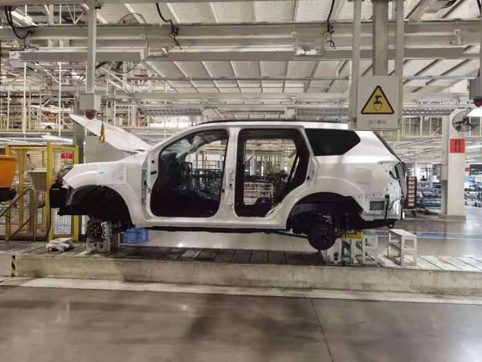 等待组装完成的“汽车” 《等深线》记者 陈茂利 摄