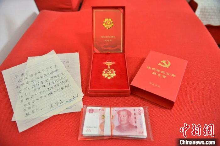 图为老人10天前就写好的信。　靳慧文 摄