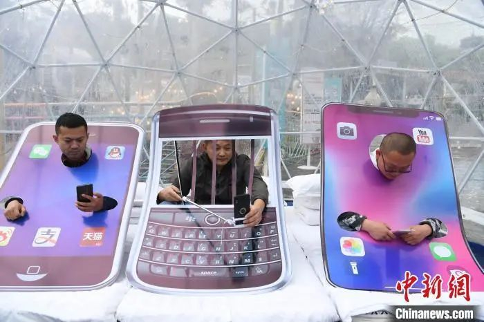 资料图：工作人员以行为艺术的方式呼吁人们“放下手机、安心睡眠”。　陈超 摄