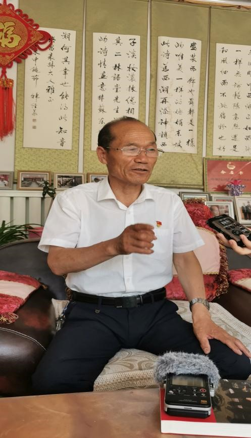▲老支书谢兴昌接受总台央广记者采访
