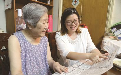  虹仙居民区志愿者朱颖上门看望结对老人 本报记者 王凯 摄 