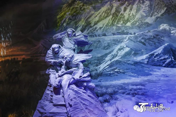 红军翻越雪山。记者 谢龙摄