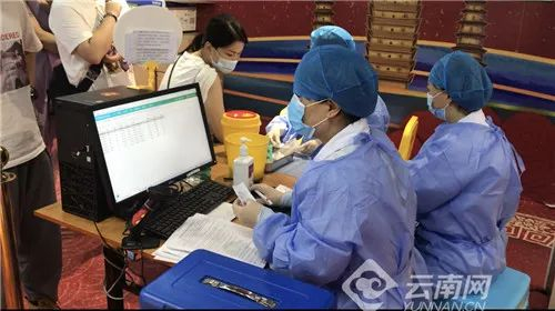 昆明小板桥社区卫生服务中心开展夜间接种。通讯员 王颖 供图