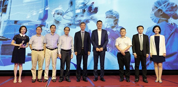 图说：沪上首台强生眼力健“Catalys白力士”眼科飞秒激光治疗机正式开机 采访对象供图