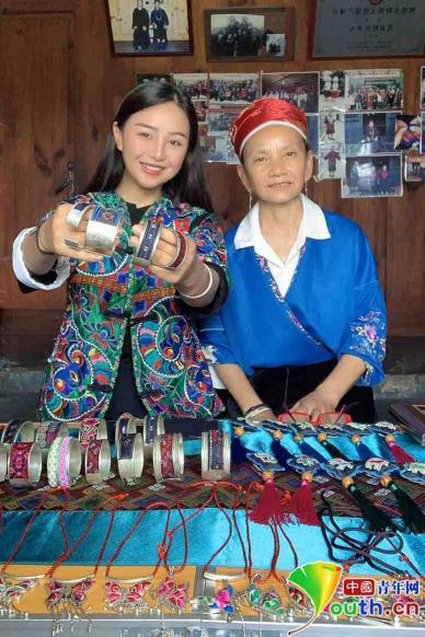 快手主播“银匠雪儿”展示她做的首饰。本人供图