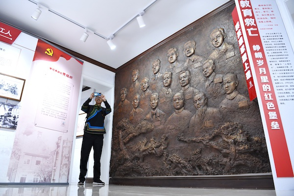 图说：上理工毕业生在离校前专程来观展 来源／新民晚报记者 孙中钦 摄