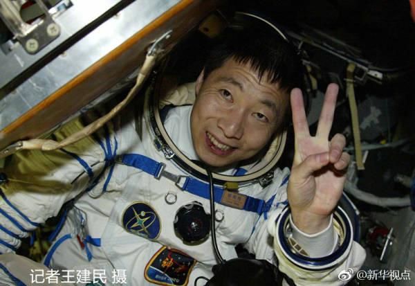 资料图：杨利伟驾乘神舟五号返回舱着陆地球 图自新华社 