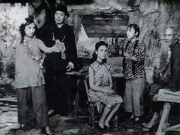 图说：中国第一部短故事片《难夫难妻》剧照