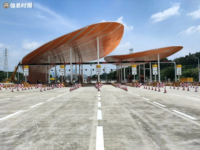 新化快速长洲岛收费站以“英雄花·木棉”为设计理念。信息时报记者 陈引 摄