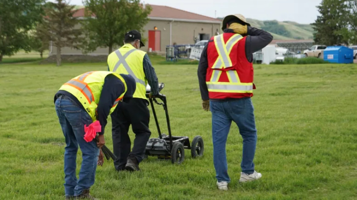 工作人员搜索无名坟墓 图自考维赛斯第一民族